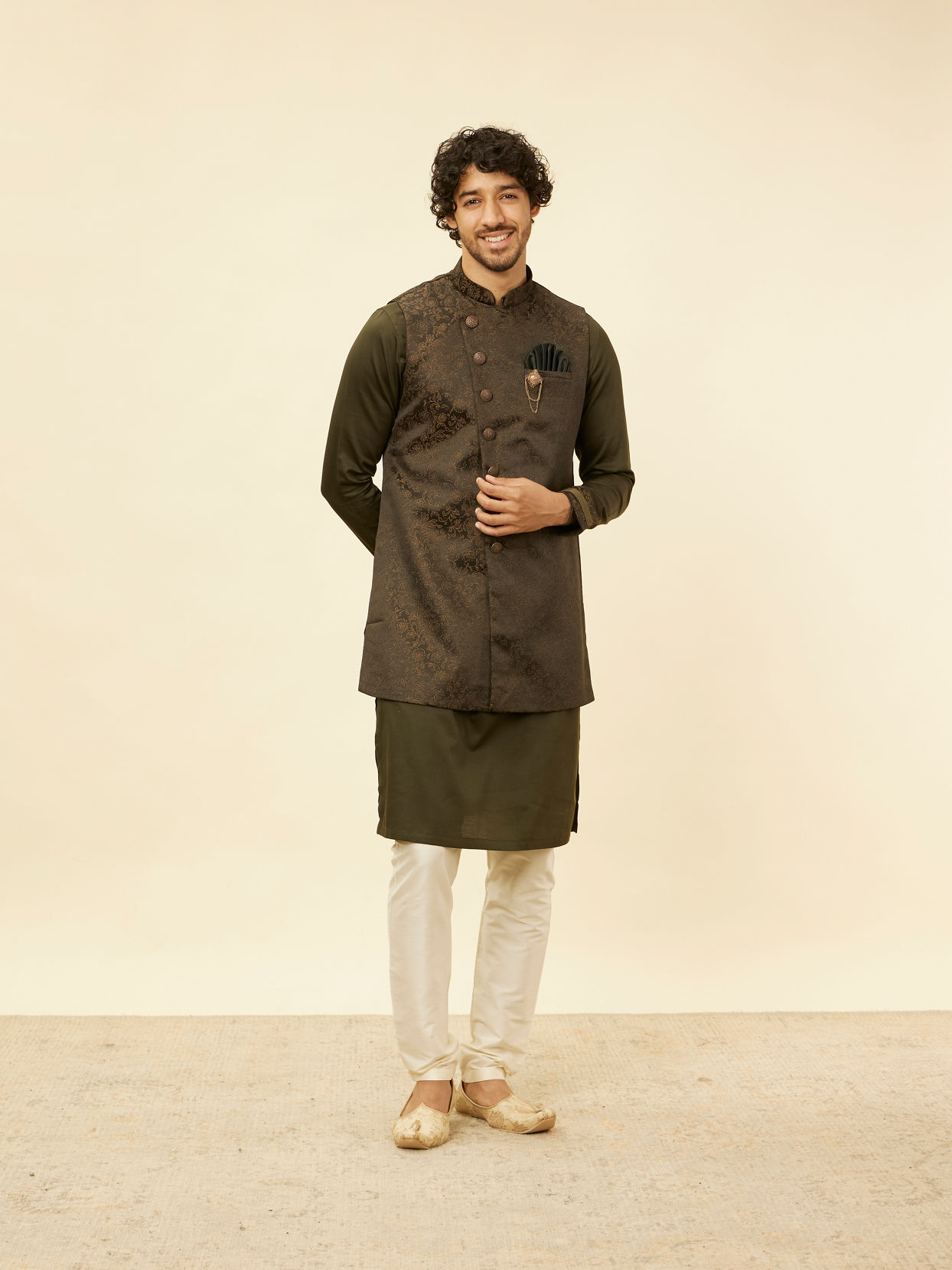 alt message - Manyavar Men Olive Green Bel Buti Patterned Kurta Jacket Set image number 3